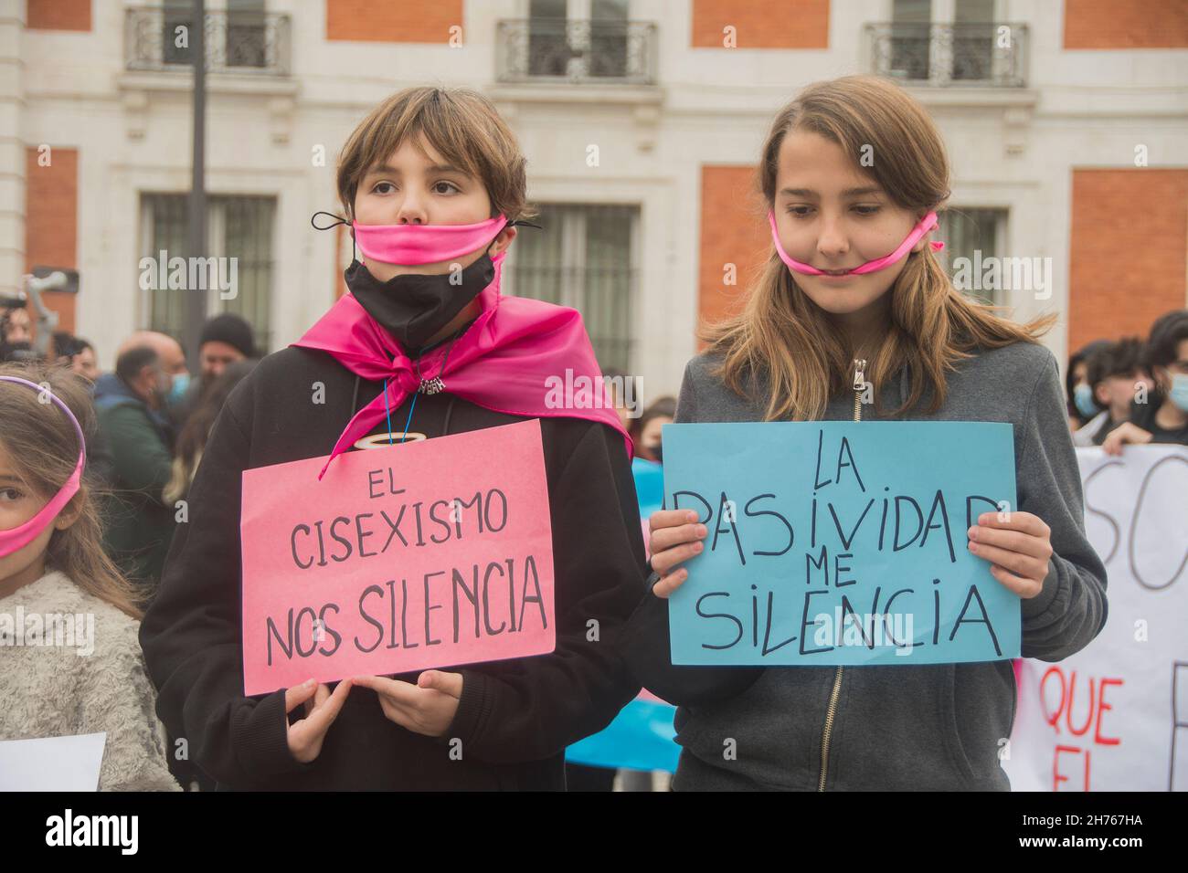 Madrid, Madrid, Spagna. 20 Nov 2021. La comunità lgtbiq dimostra contro la discriminazione: Bullismo scolastico, e rifiuto nei posti di lavoro o quando si cerca una casa. Oppressione che raggiunge livelli insopportabili ed è ancora più terribile contro le persone transgender.il movimento lgtbiq incolpa il discorso e la politica del Partito popolare e del partito di estrema destra Vox con un discorso macho, razzista, omofobico e transphobic, il suo franchismo e il suo odio contro la sinistra combattente, È dietro questa escalation.il movimento lgtbiq sottolinea che la Comunità di Madrid guidata da Isabel DÃÂ-az Ayuso i Foto Stock