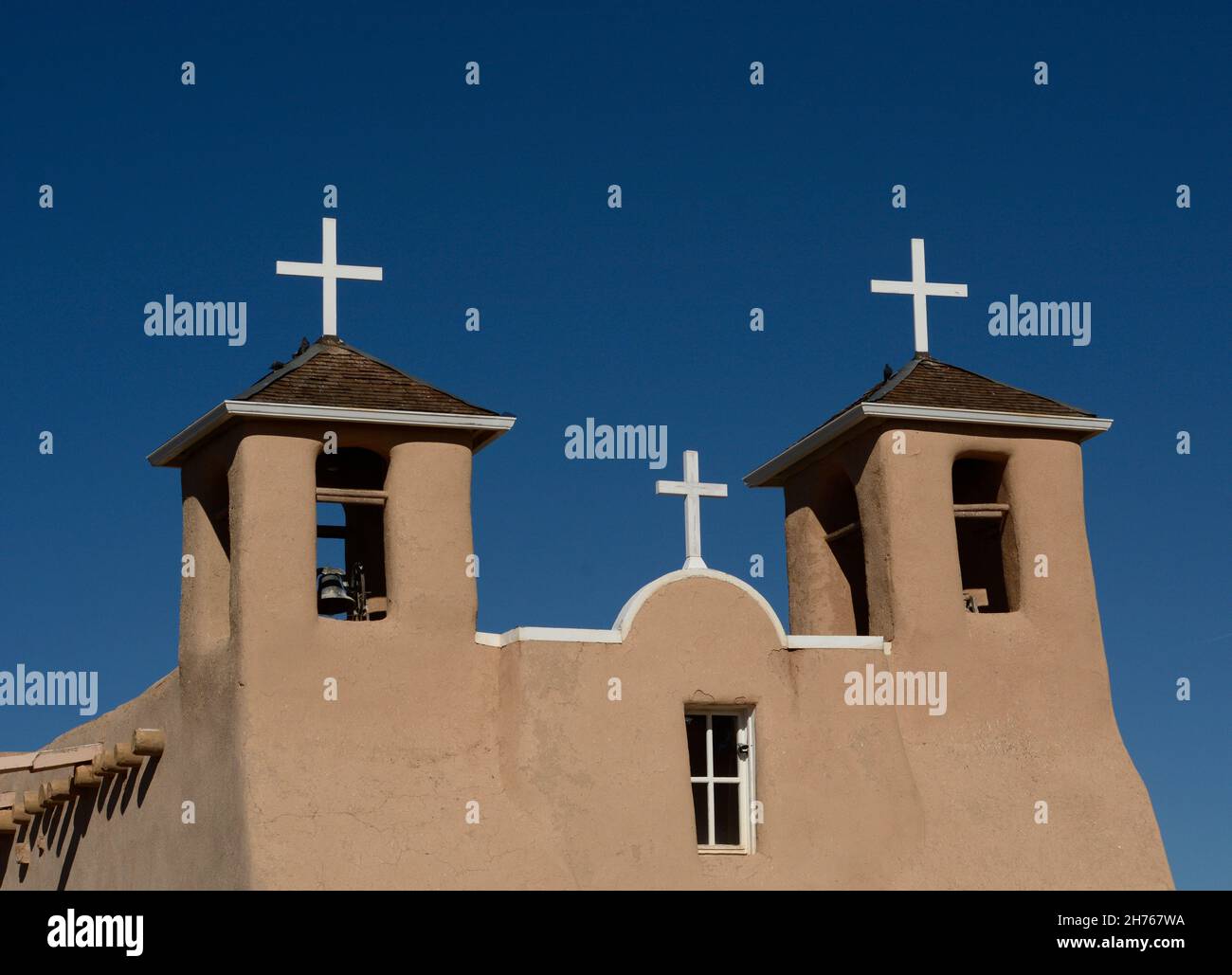 Croci di legno bianco in cima alla storica chiesa della Missione di San Francisco de Asis del XVIII secolo a Rancho de Taos, New Mexico. Foto Stock