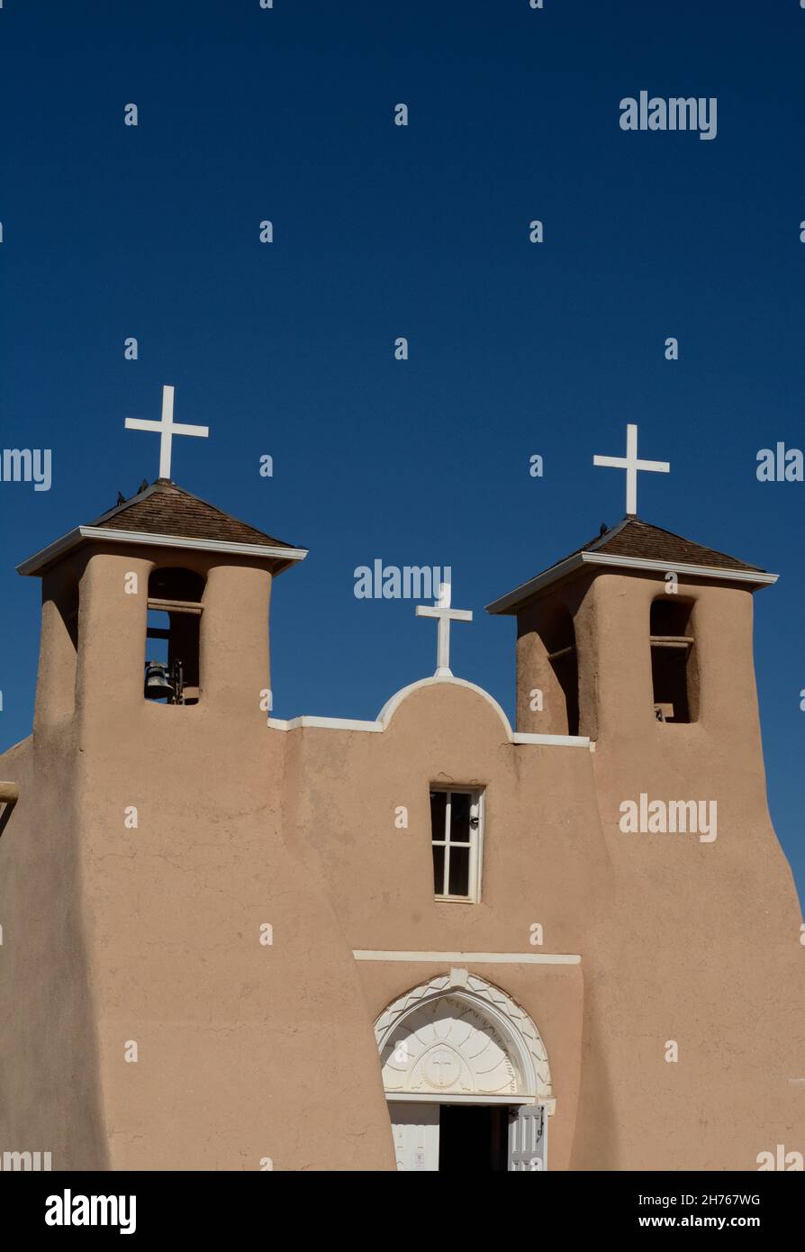 Croci di legno bianco in cima alla storica chiesa della Missione di San Francisco de Asis del XVIII secolo a Rancho de Taos, New Mexico. Foto Stock