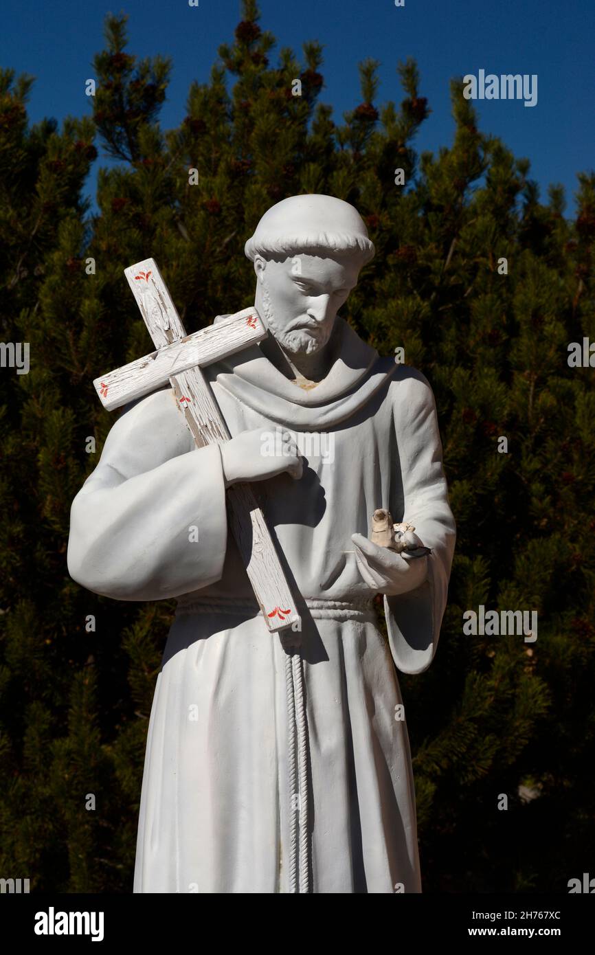 Una statua di San Francesco d'Assisi nella storica chiesa missionaria di San Francisco de Asis del XVIII secolo a Rancho de Taos, New Mexico. Foto Stock