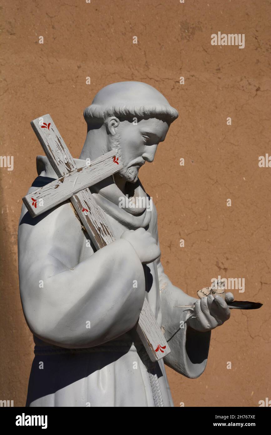Una statua di San Francesco d'Assisi nella storica chiesa missionaria di San Francisco de Asis del XVIII secolo a Rancho de Taos, New Mexico. Foto Stock