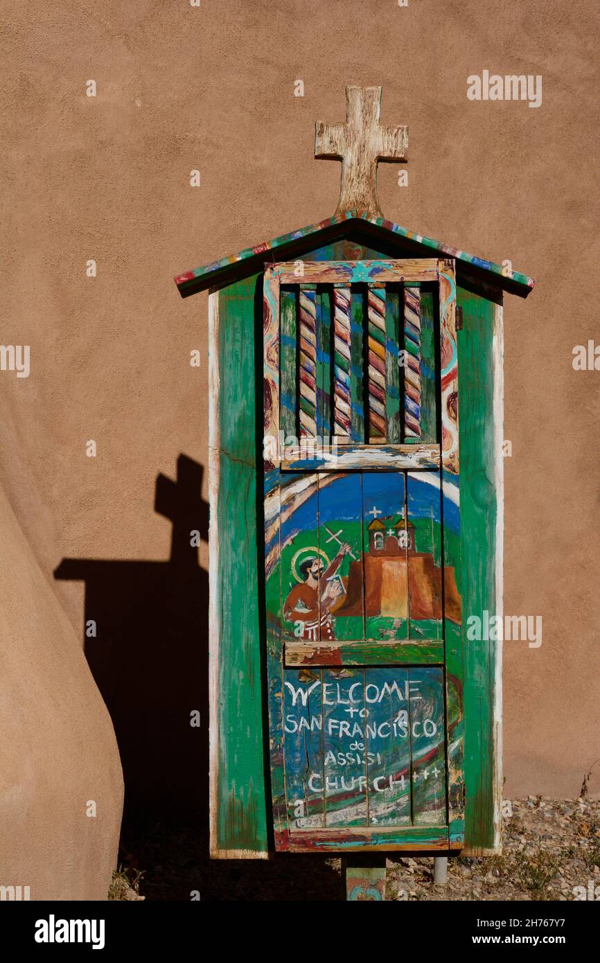 Un piccolo cartello dipinto a mano accoglie i visitatori della storica chiesa della Missione di San Francisco de Asis del XVIII secolo a Rancho de Taos, New Mexico. Foto Stock