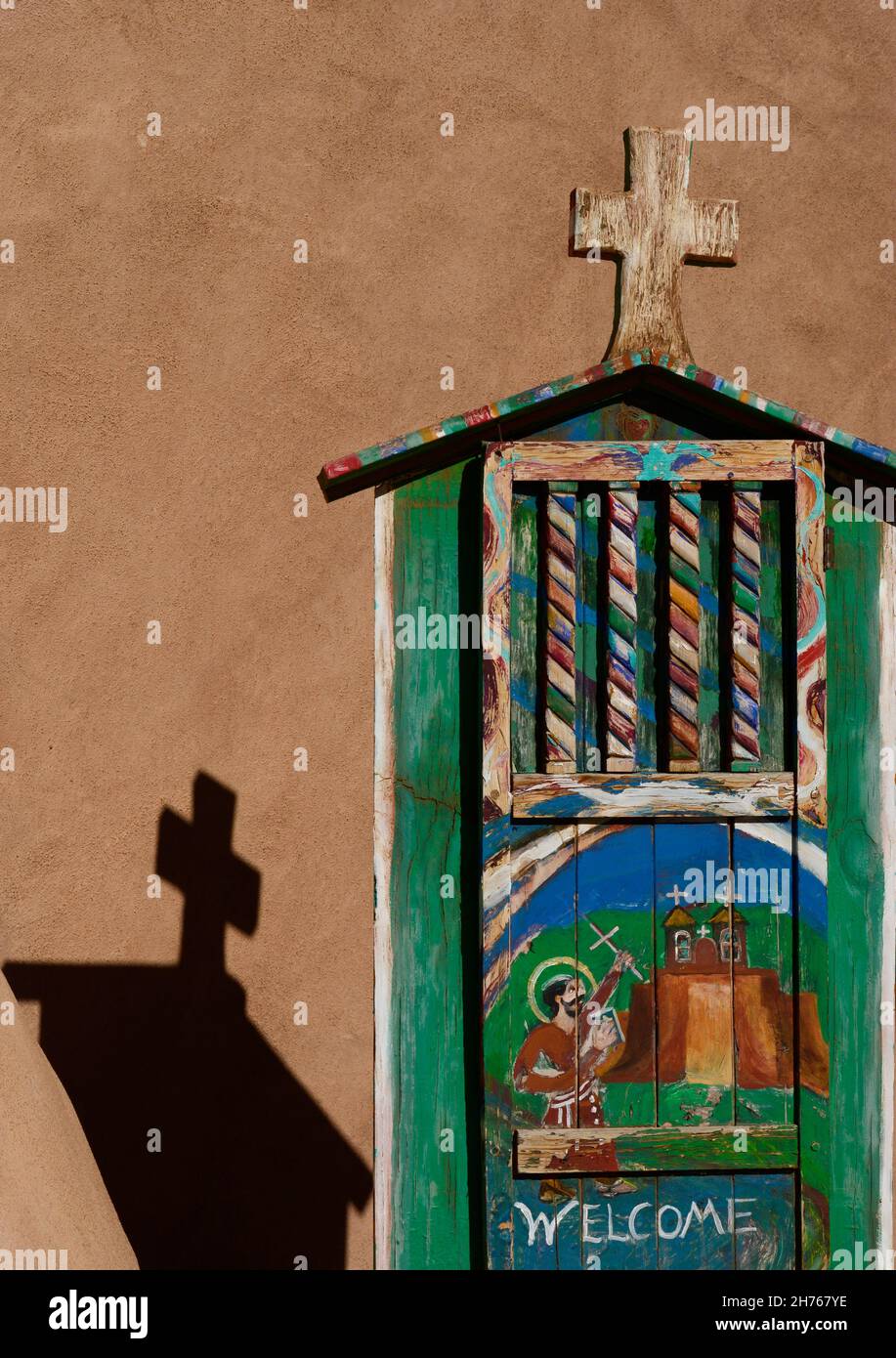 Un piccolo cartello dipinto a mano accoglie i visitatori della storica chiesa della Missione di San Francisco de Asis del XVIII secolo a Rancho de Taos, New Mexico. Foto Stock