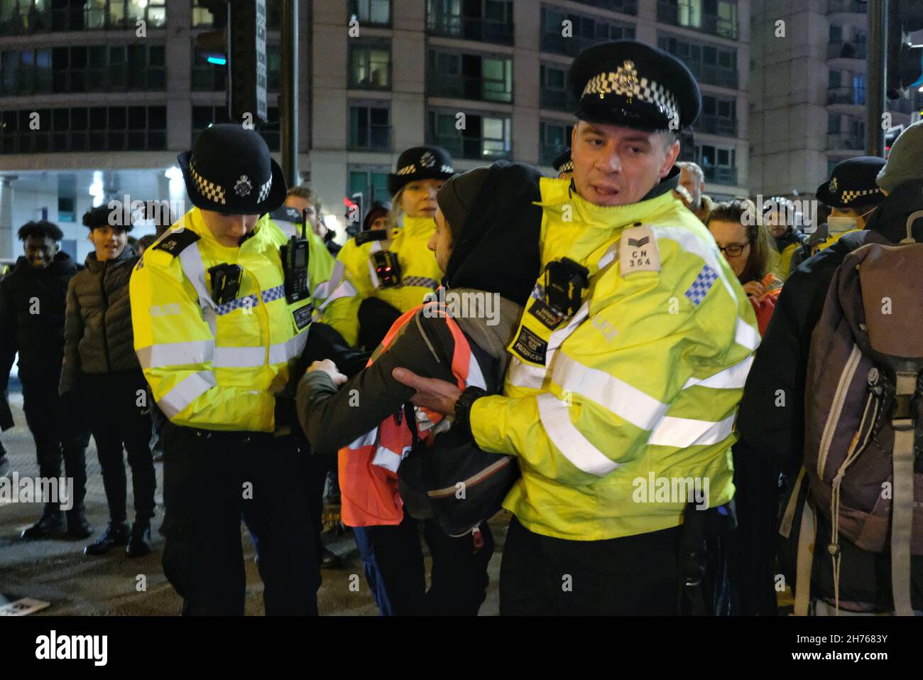 Londra, Regno Unito. 20 novembre 2021, insultano gli attivisti britannici che hanno bloccato le strade a Vauxhall Cross in una dimostrazione tenuta in protesta delle condanne detentive a nove membri questa settimana per aver violato un ingiunzione giudiziaria. Isola la Gran Bretagna chiede al governo di finanziare l’isolamento per tutte le abitazioni sociali entro il 2025, al fine di ridurre le emissioni di serra e porre fine alla povertà dei combustibili. Credit: Undicesima ora Fotografia/Alamy Live News Foto Stock