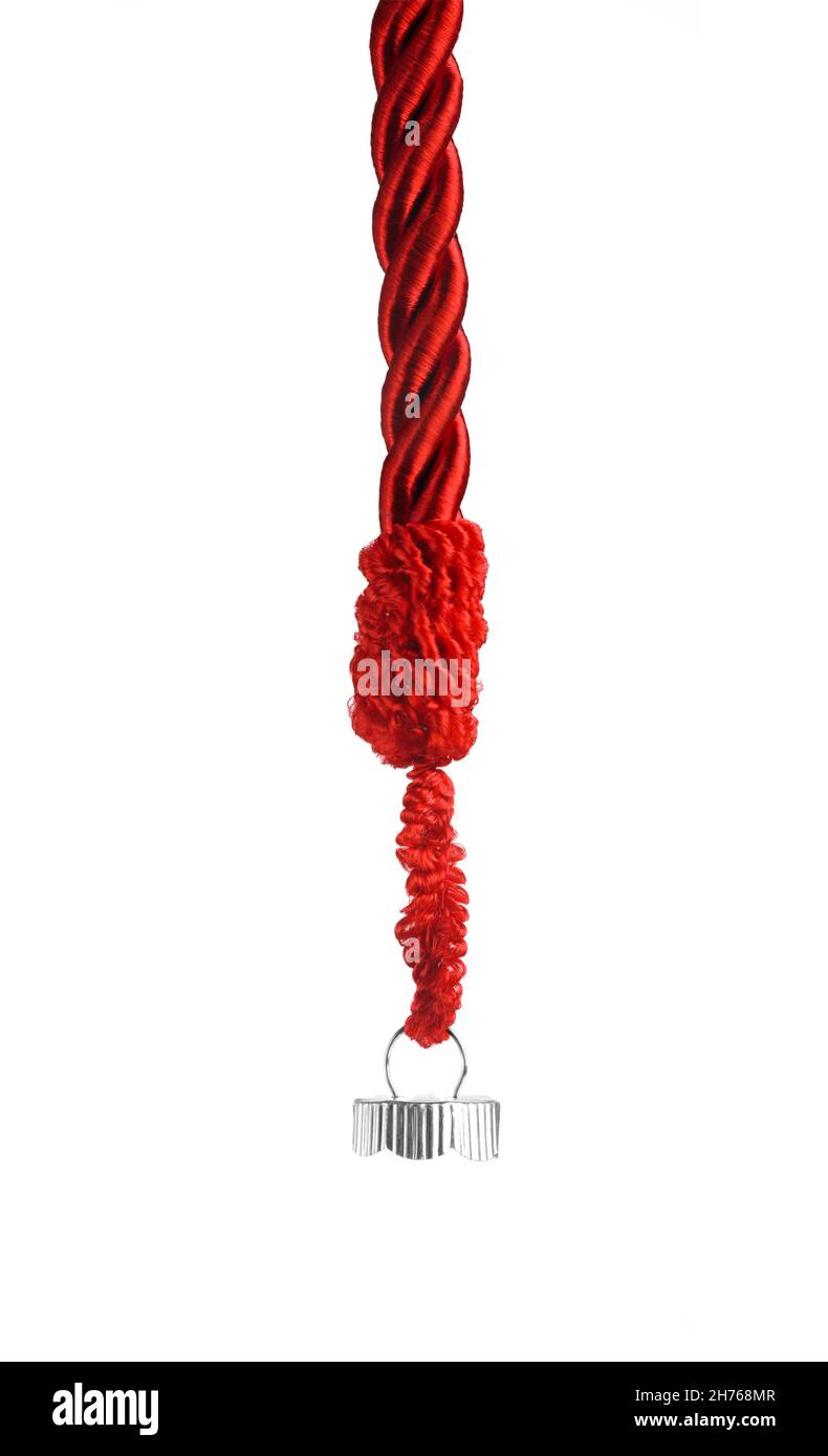 Cima argentata di un bauble di Natale appeso da corda rosso lucido. Spazio vuoto sotto il cappuccio ornamentale per testo o prodotto. Isolato su bianco. Foto Stock