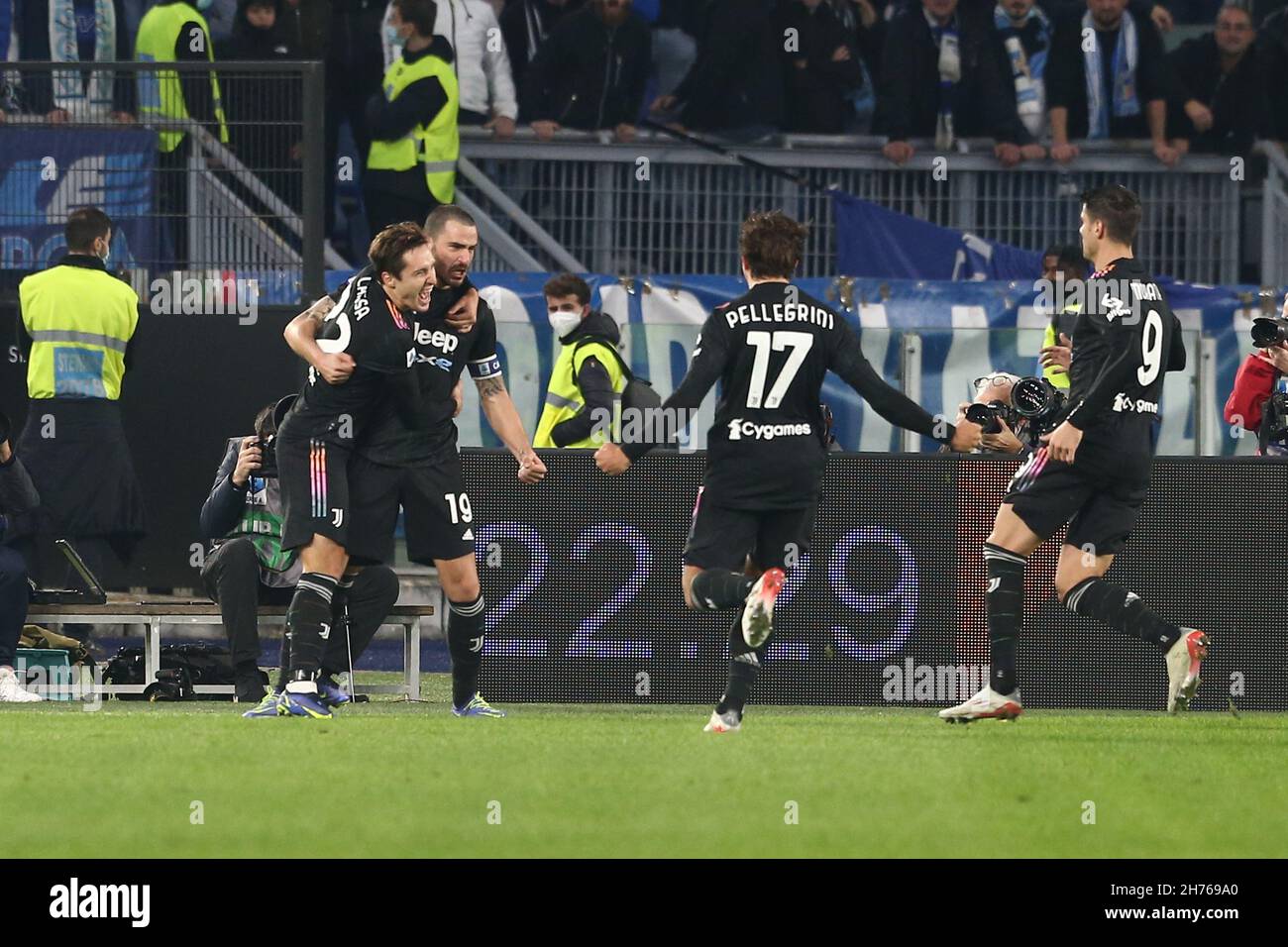 Il difensore italiano della Juventus, Leonardo Bonucci, festeggia dopo aver segnato un gol durante la Serie Una partita di calcio tra la SS Lazio e la Juventus allo Stadio Olimpico di Roma, centro Italia, il 20 novembre 2021. Foto Stock