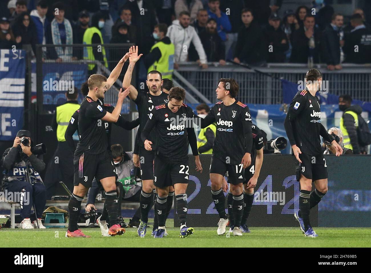Il difensore italiano della Juventus, Leonardo Bonucci, festeggia dopo aver segnato un gol durante la Serie Una partita di calcio tra la SS Lazio e la Juventus allo Stadio Olimpico di Roma, centro Italia, il 20 novembre 2021. Foto Stock
