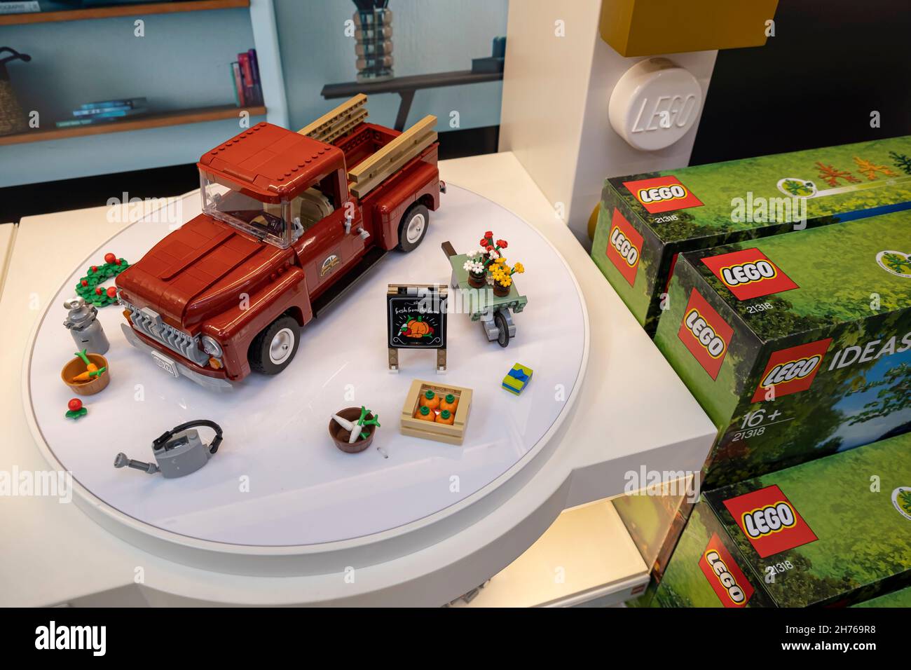 Barcellona, Spagna. 20 Nov 2021. Gli oggetti LEGO sono visibili all'interno  del nuovo negozio. L'azienda danese di giocattoli da costruzione LEGO ha  aperto un nuovo negozio a Passeig de Gràcia a Barcellona,