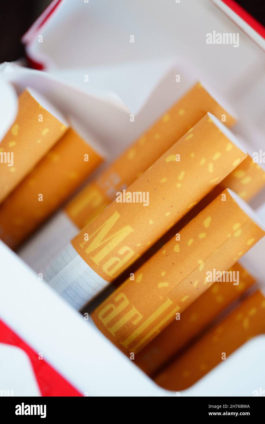 Un'immagine ravvicinata delle sigarette rosse di Marlboro all'interno di un pacchetto aperto di sigarette. Foto Stock