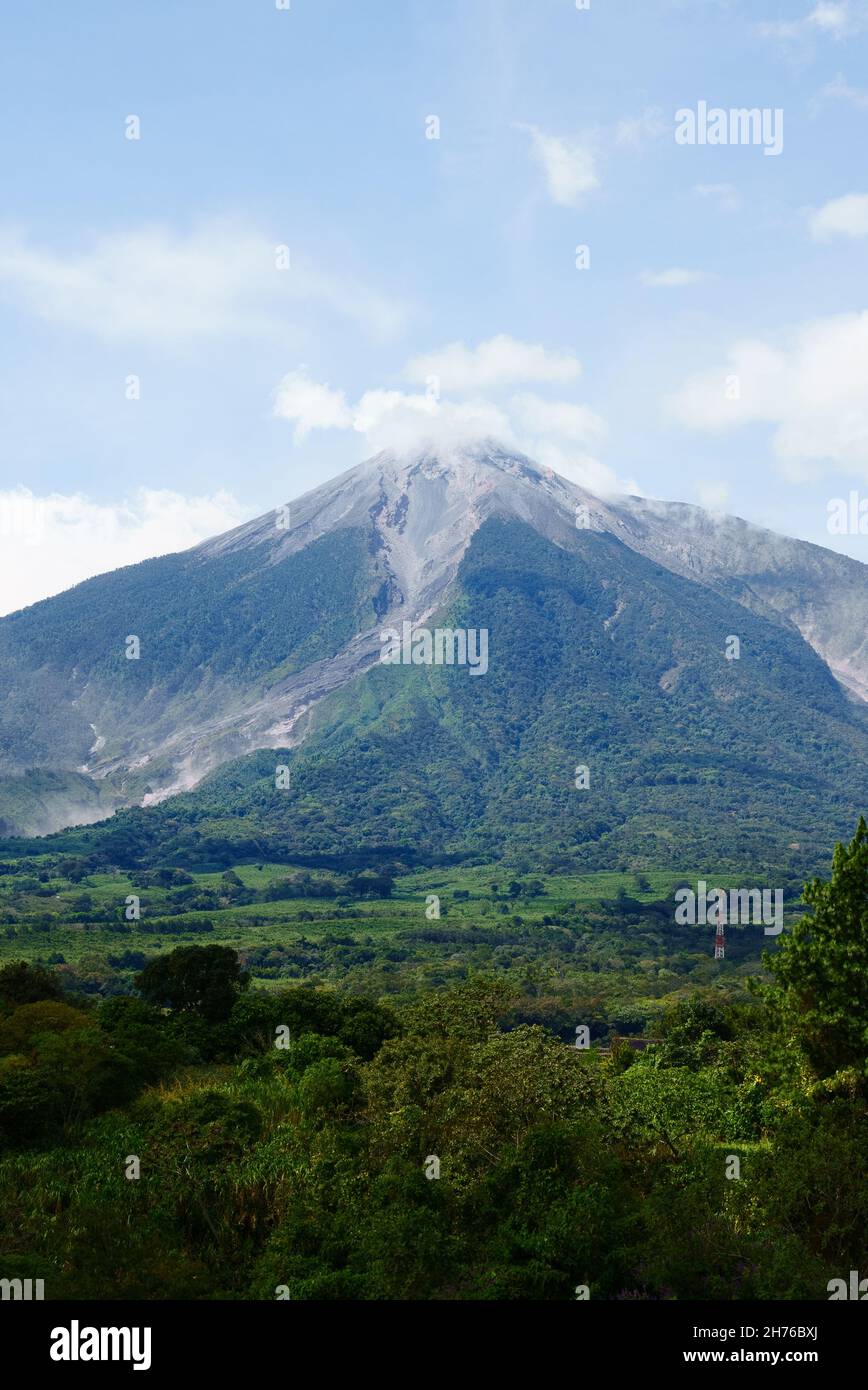 Una bella immagine di Volcan de Fuego in Guatemala durante una giornata luminosa con un cielo blu Foto Stock