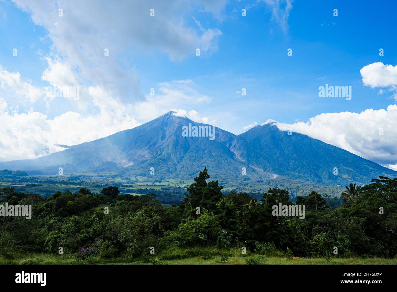 Una chiara immagine dei vulcani Volcan de Fuego e Volcan Acatenango in Guatemala. Volcan de Fuego sembra parzialmente distrutto a causa dell'eruzione del 2018 Foto Stock