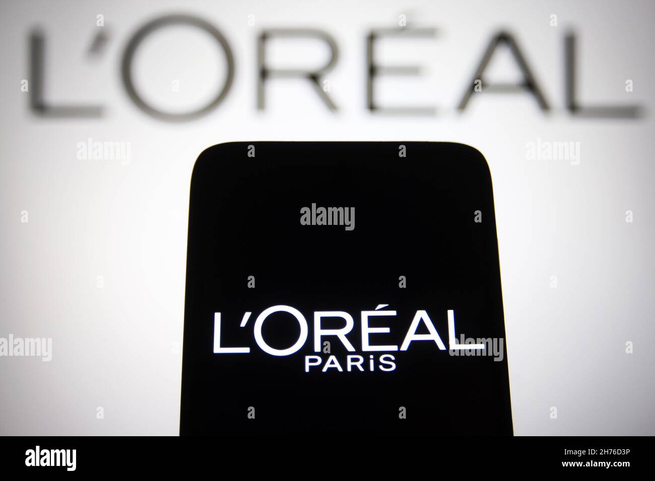 Ucraina. 20 Nov 2021. In questa illustrazione, il logo l'Oreal S.A. è visualizzato sullo schermo di uno smartphone e di un pc. (Foto di Pavlo Gonchar/SOPA Images/Sipa USA) Credit: Sipa USA/Alamy Live News Foto Stock