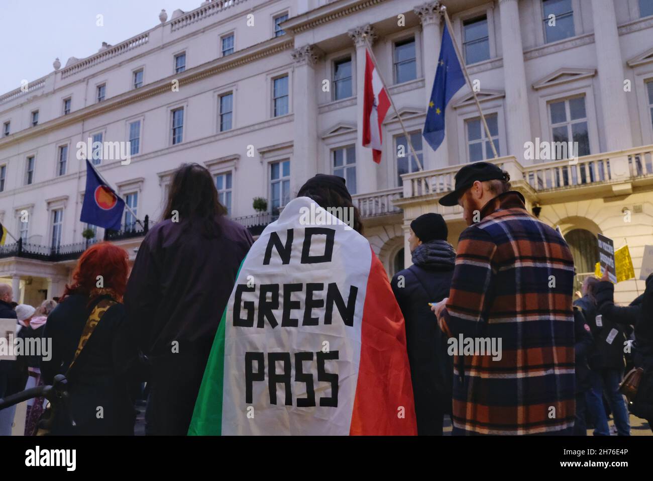 Londra, Regno Unito, 17 novembre 2021. Migliaia di manifestanti del passaporto anti-vaccino hanno marciato nel centro di Londra contro la vaccinazione obbligatoria di Covid e i passaporti sanitari associati. In una dimostrazione di solidarietà con i cittadini austriaci il cui governo dovrebbe rendere obbligatorie le vaccinazioni Covid-19 a partire dal febbraio 2022 - il primo paese europeo a farlo, il gruppo ha dimostrato al di fuori dell'ambasciata della nazione a Londra. L'Austria ha inizialmente annunciato un blocco per i non vaccinati, anche se ora è stata estesa a livello nazionale, fino al 12 dicembre. Credit: Undicesima ora Fotografia/Alamy Live News Foto Stock