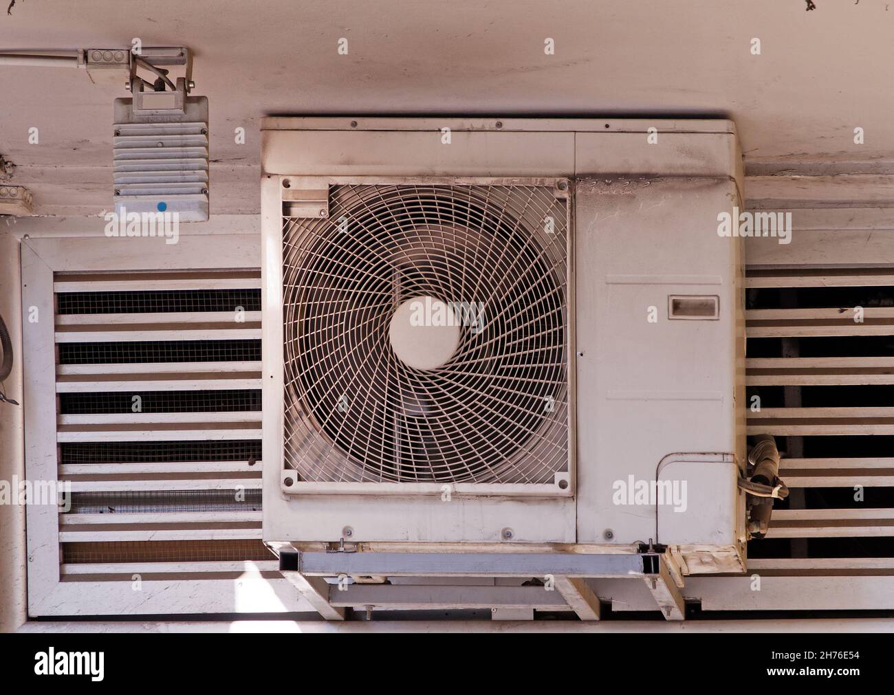 Aria condizionata polverosa all'aperto sulla facciata dell'edificio Foto Stock