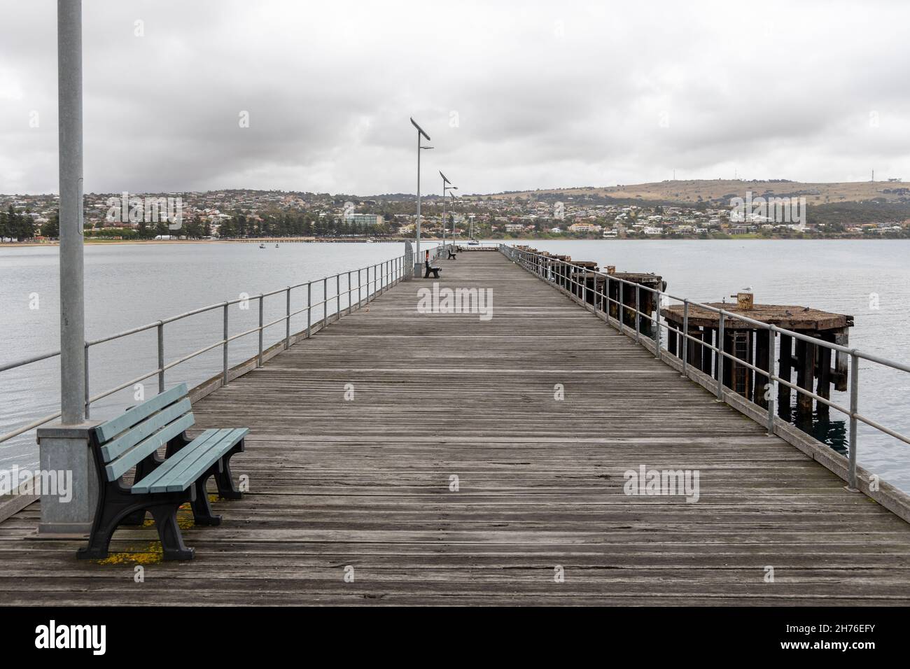 Il molo di brennan che guarda indietro alla città di Port lincoln situato del molo principale a Port Lincoln South Australia il 19 novembre 2021 Foto Stock
