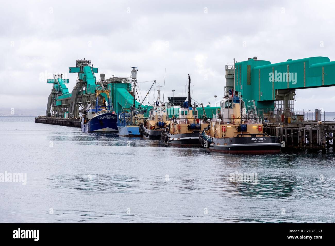 Le iconiche barche Tug sono ormeggiate contro il Molo di Brennans a Port Lincoln South Australia il 19 novembre 2021 Foto Stock