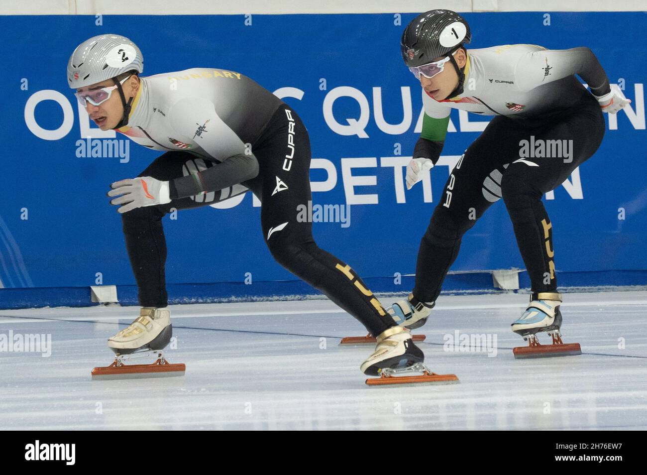 Debrecen, Ungheria. 20 Nov 2021. Liu Shaolin Sandor (L) d'Ungheria e suo fratello Liu Shaoang d'Ungheria gareggiano durante la finale maschile di 500 m alla serie di skating Short Track Speed della Coppa del mondo ISU a Debrecen, Ungheria, 20 novembre 2021. Credit: Attila Volgyi/Xinhua/Alamy Live News Foto Stock