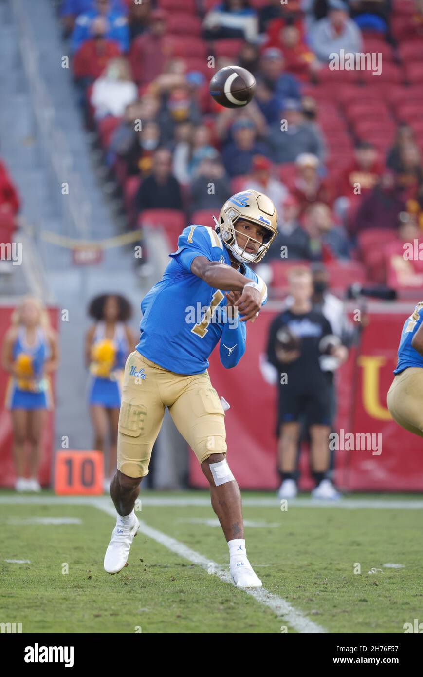 20 novembre 2021 UCLA Bruins quarterback Dorian Thompson-Robinson #1 lancia un pass durante la partita di football NCAA tra i Bruins UCLA e i Trojan USC al Los Angeles Coliseum, California. Credito fotografico obbligatorio : Charles Bao/CSM Foto Stock