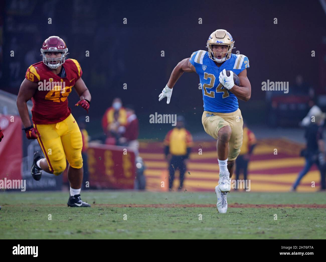 20 novembre 2021 UCLA Bruins running back Zach Charcoonnet #24 porta la palla durante la partita di football NCAA tra i Bruins UCLA e i Trojan USC al Los Angeles Coliseum, California. Credito fotografico obbligatorio : Charles Bao/CSM Foto Stock