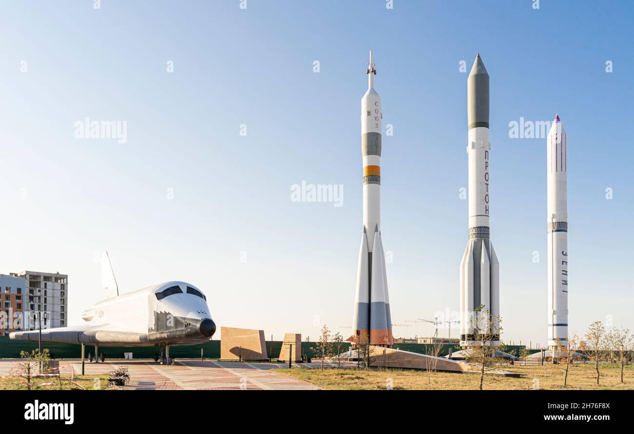 Modelli a grandezza naturale dei missili Buran e Rocket Soyuz, Zenith, Proton nel National Space Center, Astana, Nur-Sultan, Kazakhstan, Asia Centrale Foto Stock