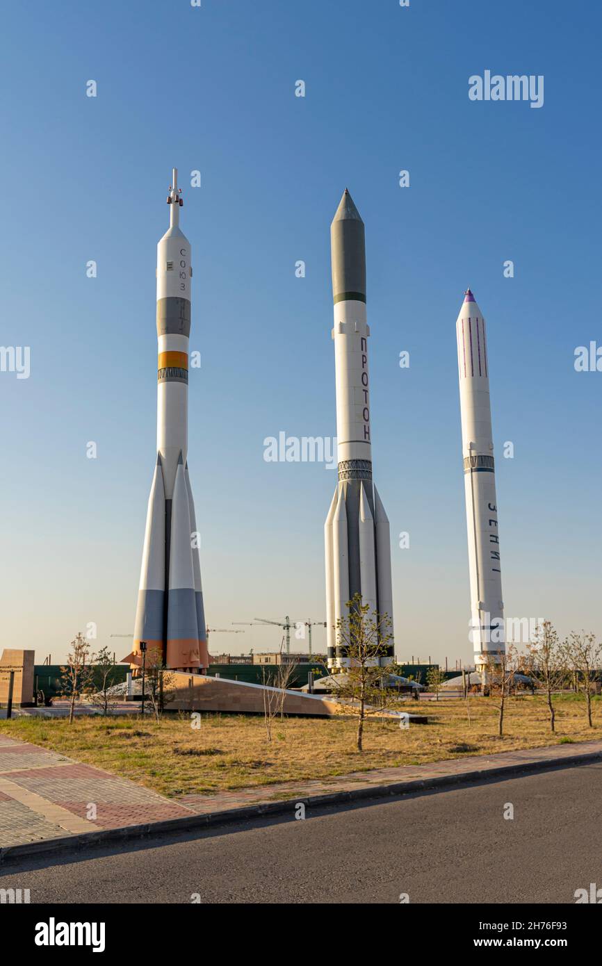 Modelli a grandezza naturale dei missili a razzo Soyuz, Zenith, Proton nel Centro spaziale Nazionale, Astana, Nur-Sultan, Kazakhstan, Asia Centrale Foto Stock