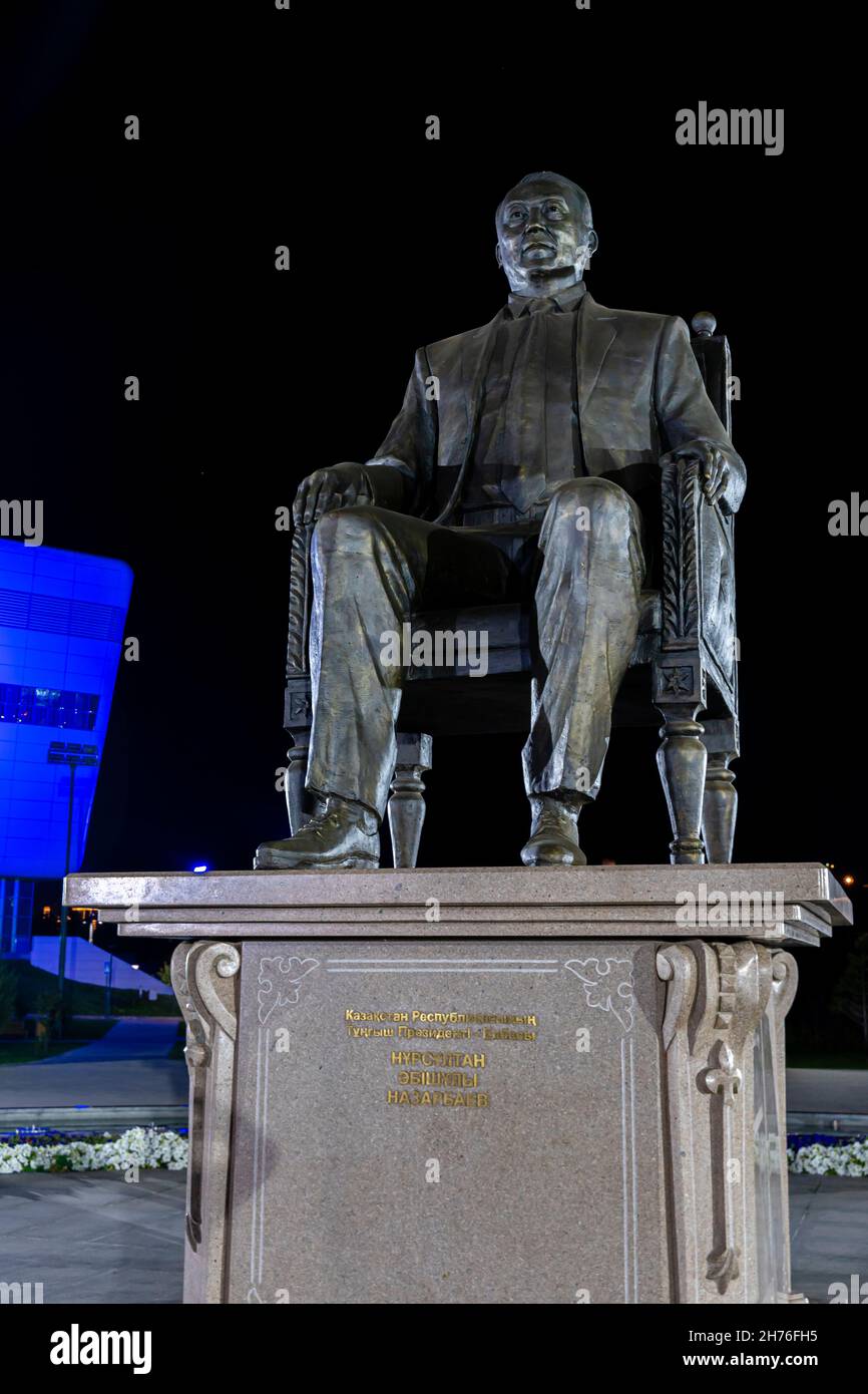 Scultura del primo presidente del Kazakhstan Nursultan Nazarbaev seduta nella sedia, bronzo, luglio 2021. L'elbasia, governatore del Kazakhstan. Nur-Sultan Foto Stock