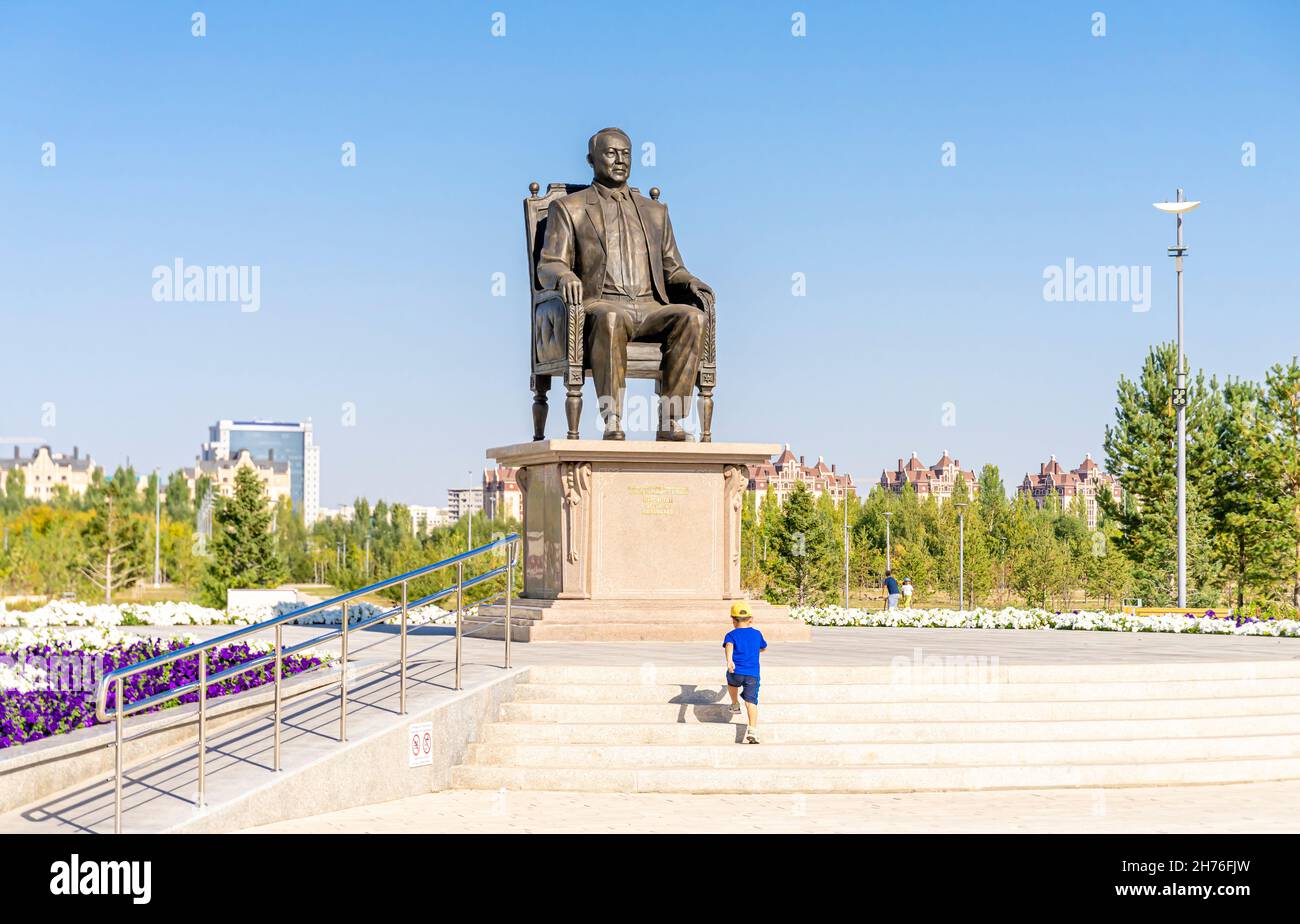 Scultura del primo presidente del Kazakhstan Nursultan Nazarbaev seduta nella sedia, bronzo, luglio 2021. Il leader vivente del Kazakistan. Nur-Sultan Foto Stock