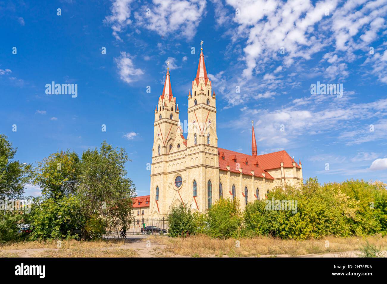Esterno dell'edificio della Cattedrale di nostra Signora di Fatima, in stile neogotico. Fondata nel 2012. Karagandy, Kazakistan, Asia centrale Foto Stock