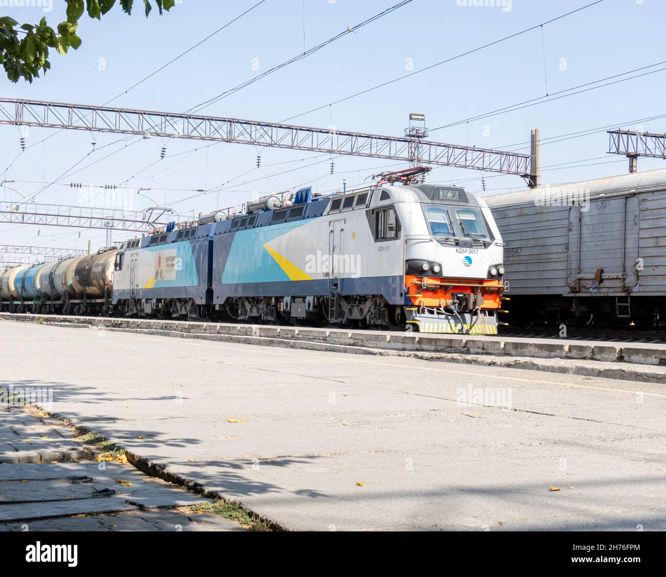 Un treno merci che arriva alla piattaforma ferroviaria di Almaty, Kazakhstan Foto Stock