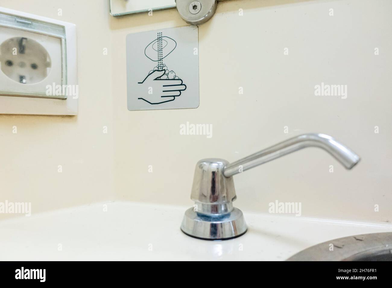 Lavando le mani segno immagine sopra il lavandino nel bagno wc del treno Couchette carrozza, ferrovia Kazakhstan Foto Stock