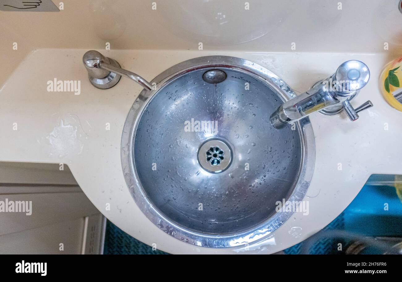 Il lavandino in metallo nel bagno wc del treno Couchette carrozza nella classe economica della ferrovia kazako Foto Stock