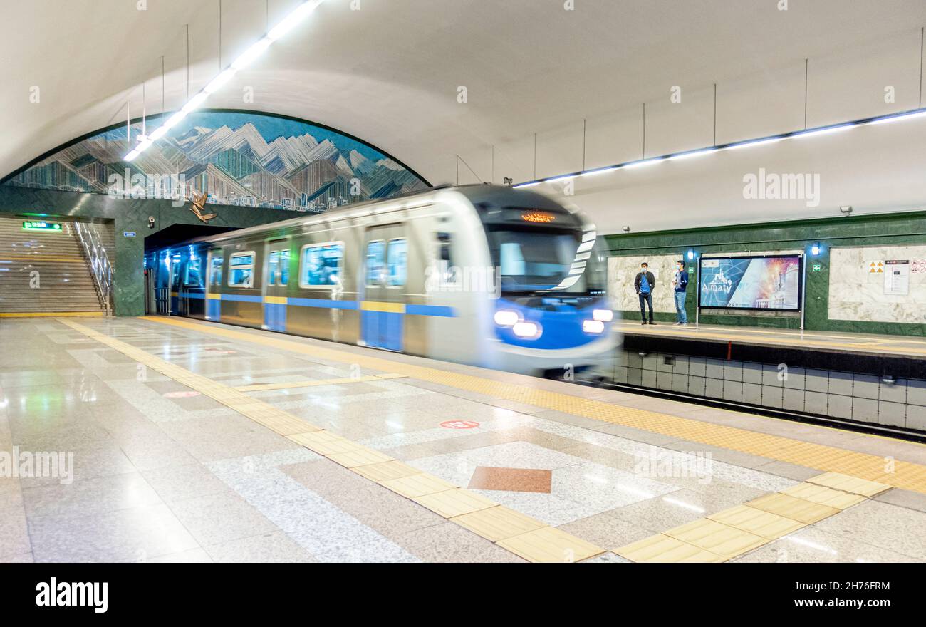 Il treno arriva alla stazione della metropolitana Alatau Almaty. Trasporto pubblico Almaty, Kazakhstan Foto Stock