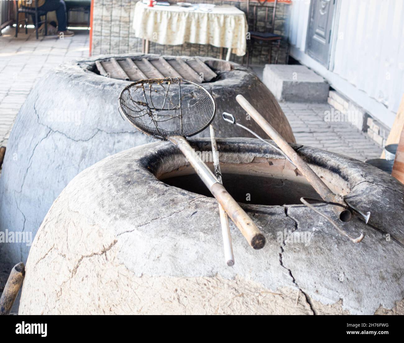 Tambyr o tandyr-an forno per la cottura tradizionale tandyr di pane rotondo o tandyr venduto in Asia centrale. Vicino ad Almaty, Kazakhstan Foto Stock