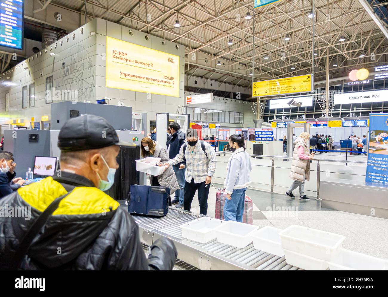 Bagaglio di sicurezza bagagli check presso l'ingresso al terminal dell'aeroporto di Almaty, Kazakhstan Foto Stock