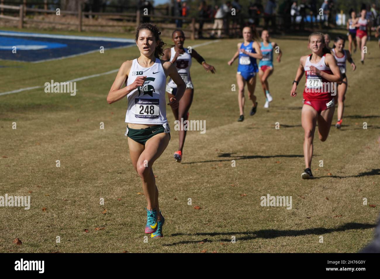 Jenna Magness of Michigan state pone 14t nella gara femminile in 19:42.1 durante i campionati di cross country NCAA al Parco Regionale Apalachee, Satu Foto Stock