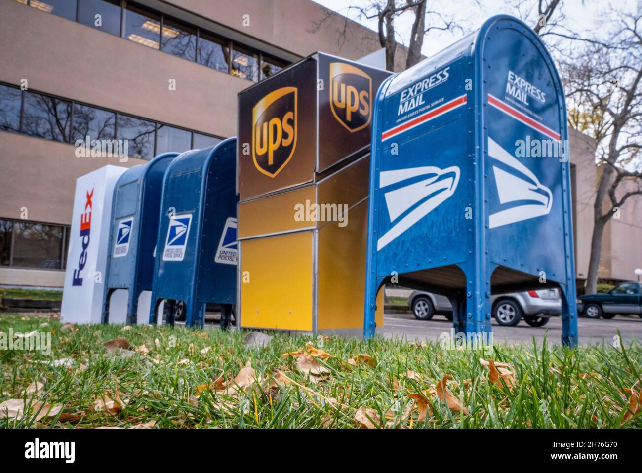 Fort Collins, CO, 9 novembre 2021: Stazione di deposito di lettere e pacchi - Ufficio postale degli Stati Uniti, FedEx e UPS drop off box presso il parcheggio dell'ufficio. Foto Stock