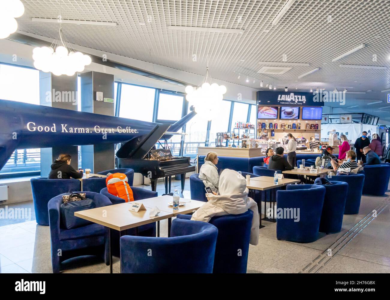 Airport cafe in Minsk National Airport, Bielorussia. Il cartello recita "buon karma, ottimo caffè". Foto Stock