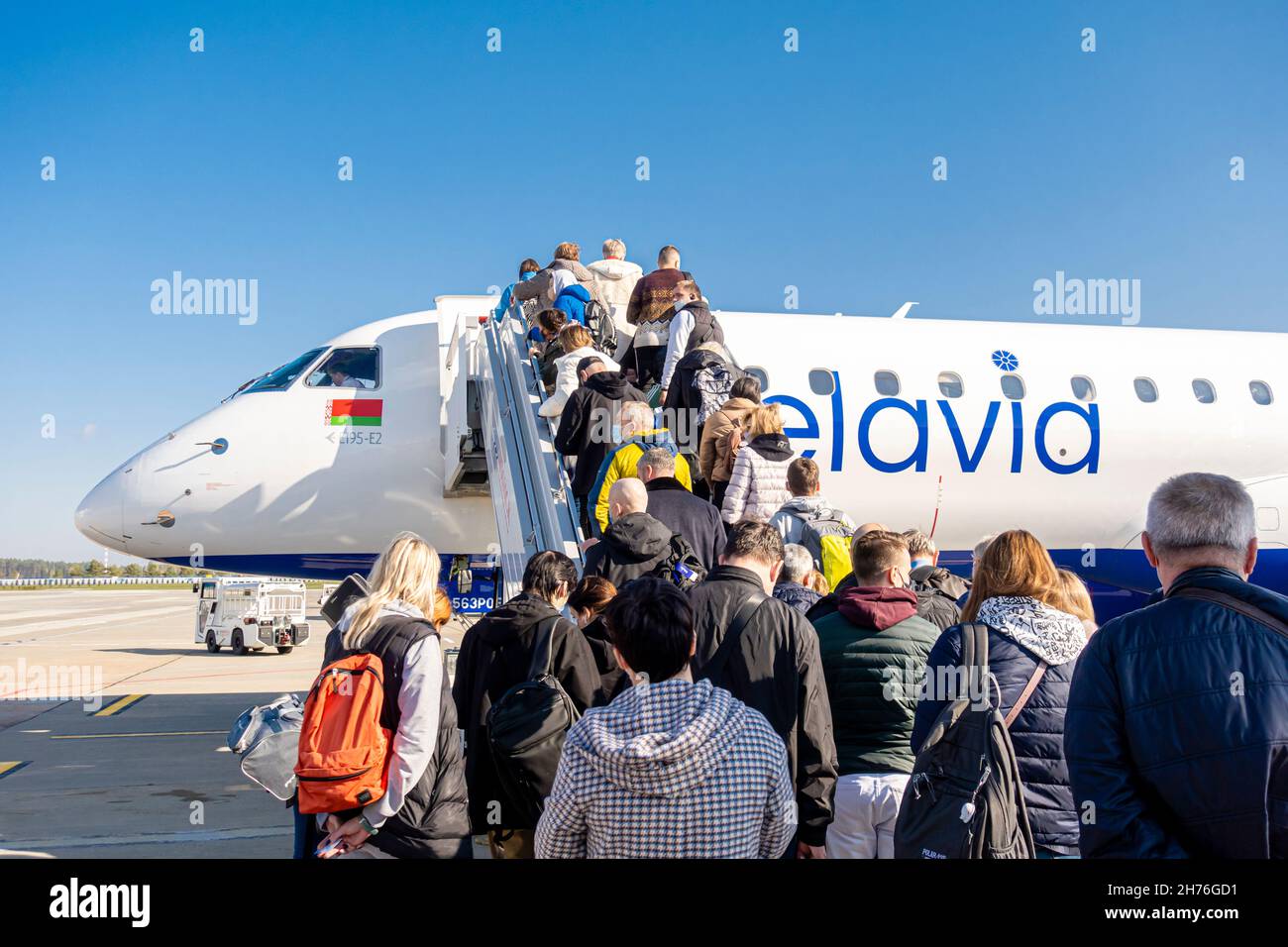 Passeggeri a bordo del Boeing 737-800, con vettore Belavia il giorno n Autunno, Aeroporto Nazionale di Minsk, Bielorussia Foto Stock