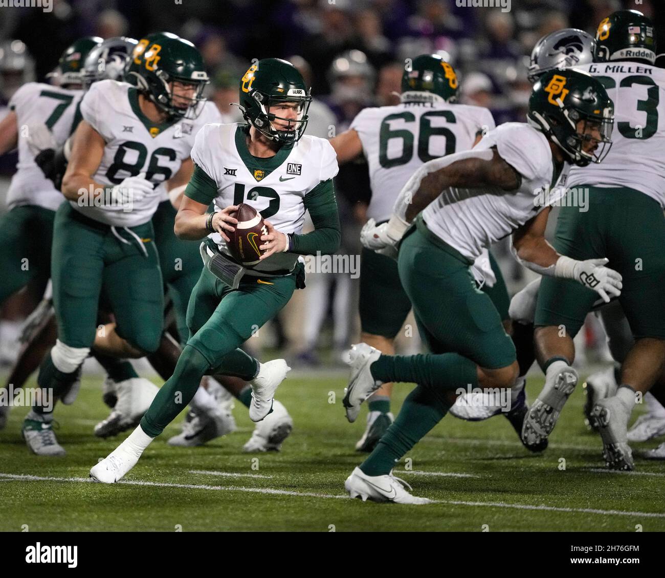Kansas state University. 20 Nov 2021. Baylor Bears quarterback Blake Shapen (12) torna a passare alla Kansas state University. Manhattan, Kansas. I Baylor Bears sconfissero i Kansas state Wildcats 20-10. Jon Robichaud/CSM/Alamy Live News Foto Stock