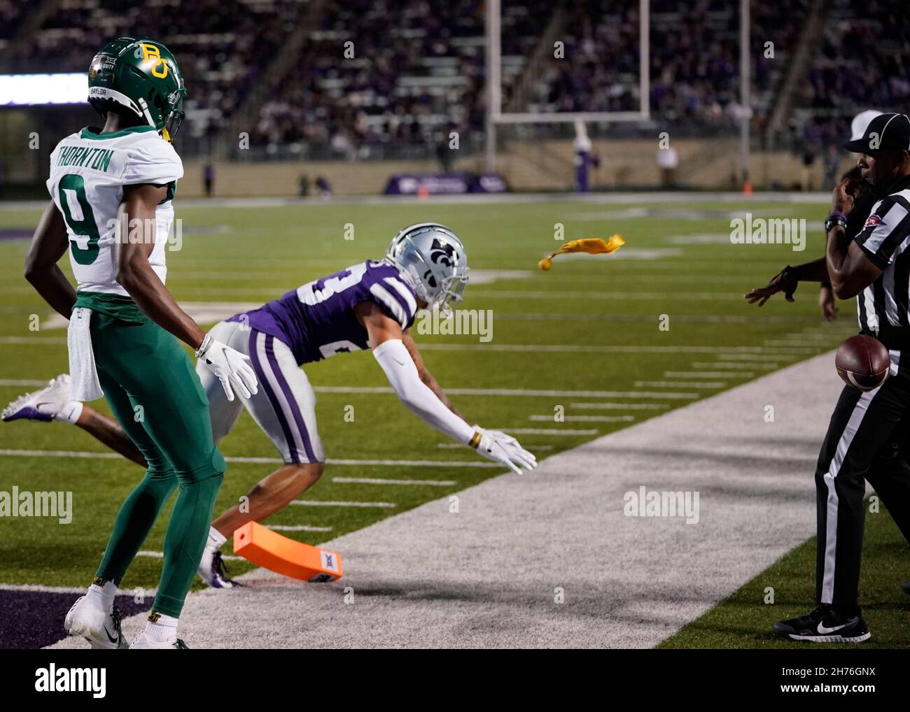 Kansas state University. 20 Nov 2021. Kansas state Wildcats difensive back Julius Brents (23) viene segnalato per interferenza pass presso la Kansas state University. Manhattan, Kansas. I Kansas state Wildcats sconfissero i Baylor Bears . Jon Robichaud/CSM/Alamy Live News Foto Stock
