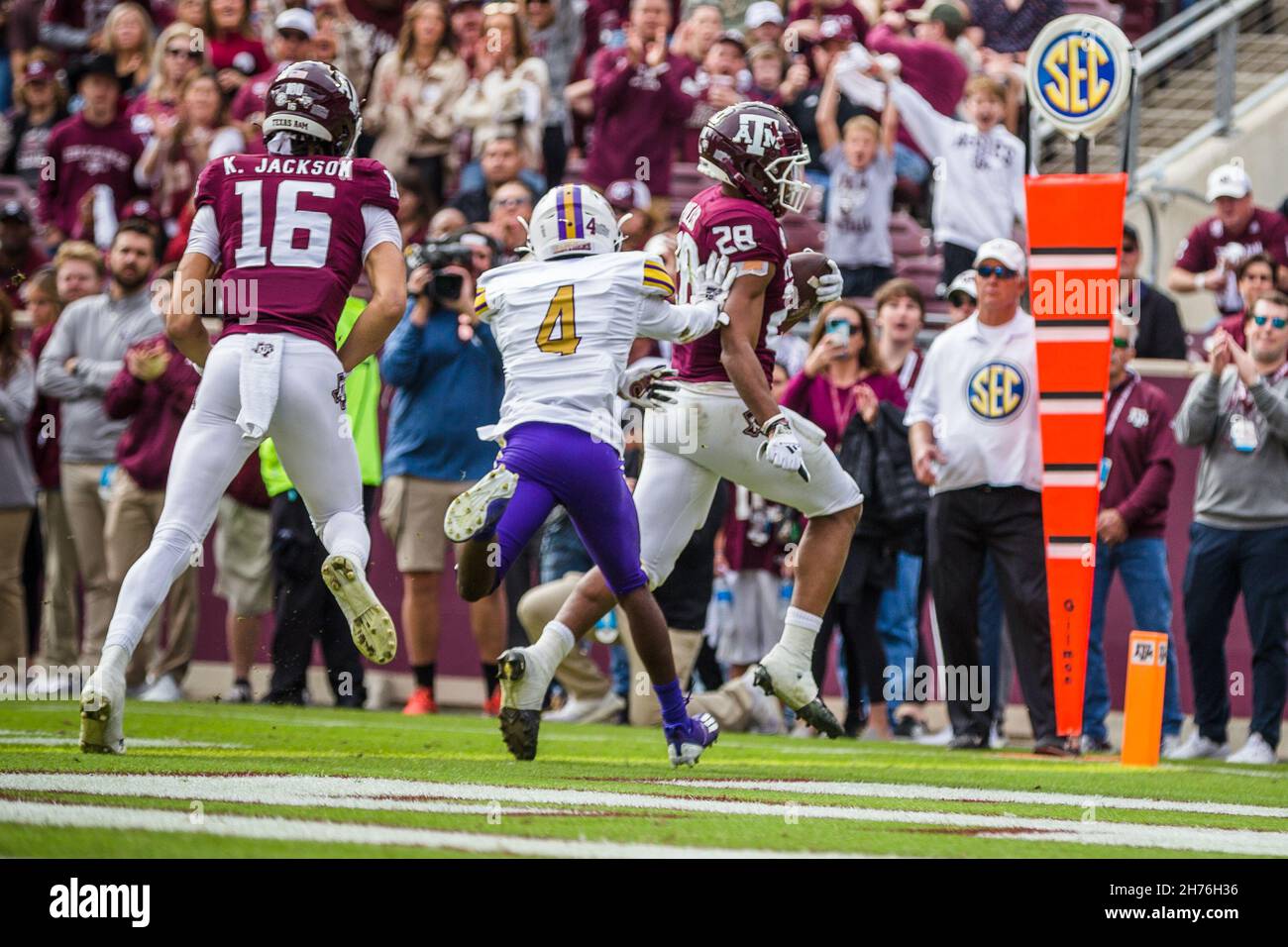 College Station, Texas, Stati Uniti. 20 Nov 2021. Texas A&M Aggies running back Isaiah Spiller (28) segna su una pista di touchdown da 11 metri durante la partita di football NCAA tra le Prairie View A&M Panthers e le Texas A&M Aggies al Kyle Field di College Station, Texas. Texas A&M sconfigge Prairie View A&M 52-3. James/CSM/Alamy Live News Foto Stock