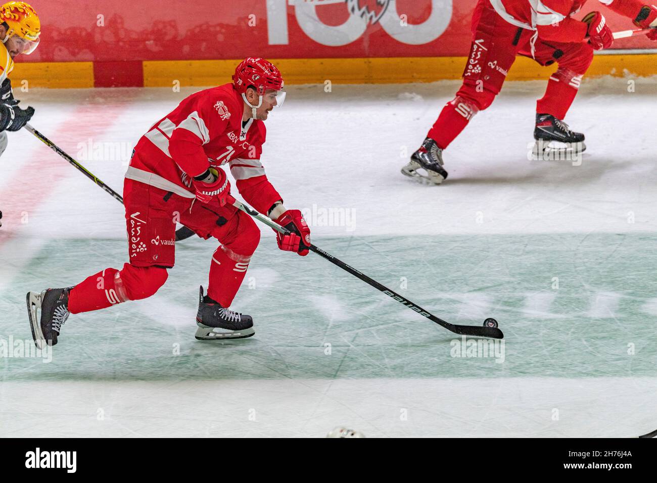 Losanna, Vaudoise Arena, Svizzera. 20 Nov 2021. Losanna Svizzera, 11/20/2021: Joel Genazzi di Losanna HC è in azione durante la ventisettesima partita della stagione della Lega nazionale svizzera 2021-2022 con Losanna HC e HC Lugano (Credit Image: © Eric Dubost/Pacific Press via ZUMA Press Wire) Foto Stock