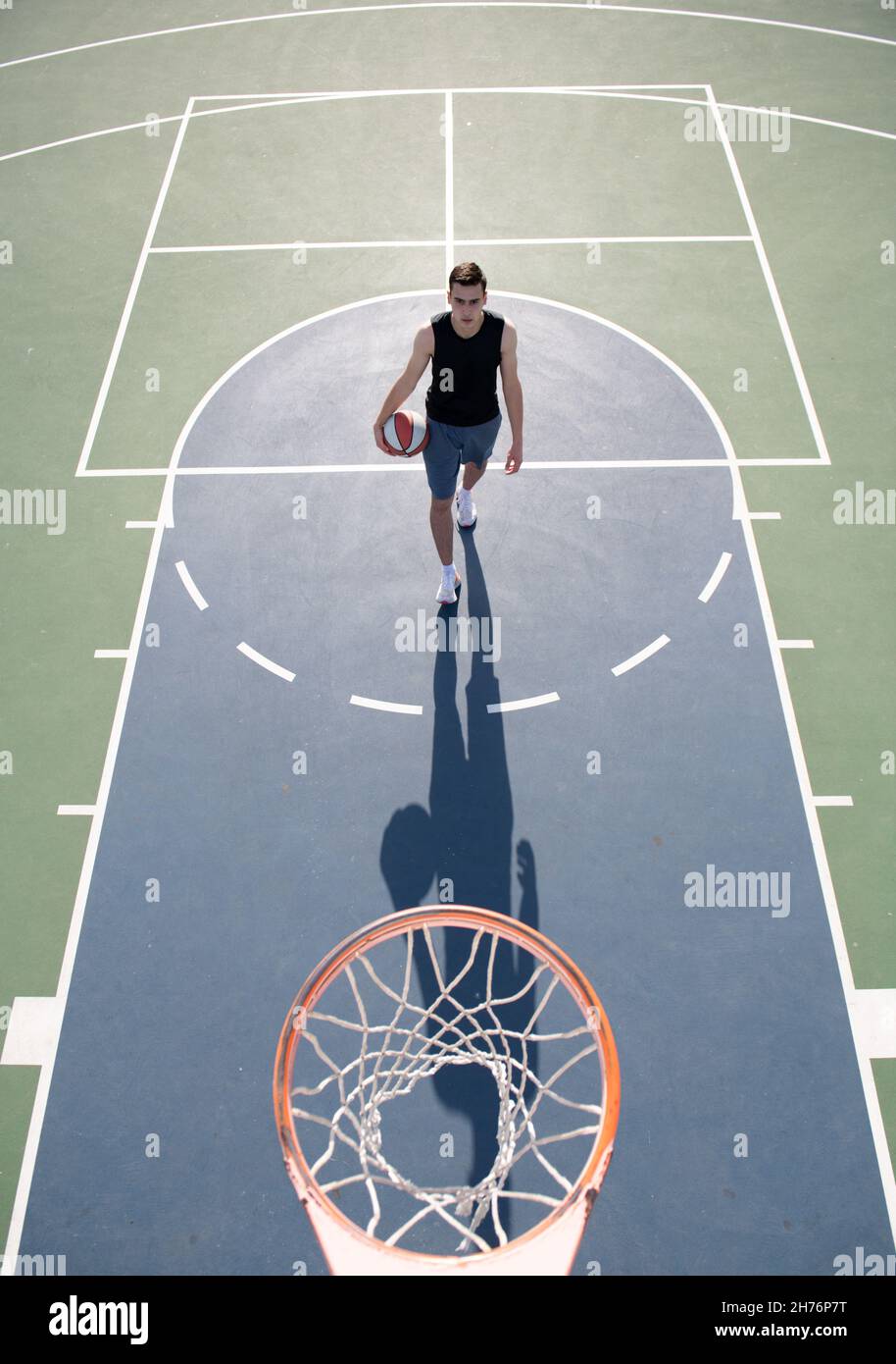 Uomo basket giocatore sportivo in camicia e shorts tenere palla da basket  su sfondo urbano. Concetto di motivazione sportiva Foto stock - Alamy