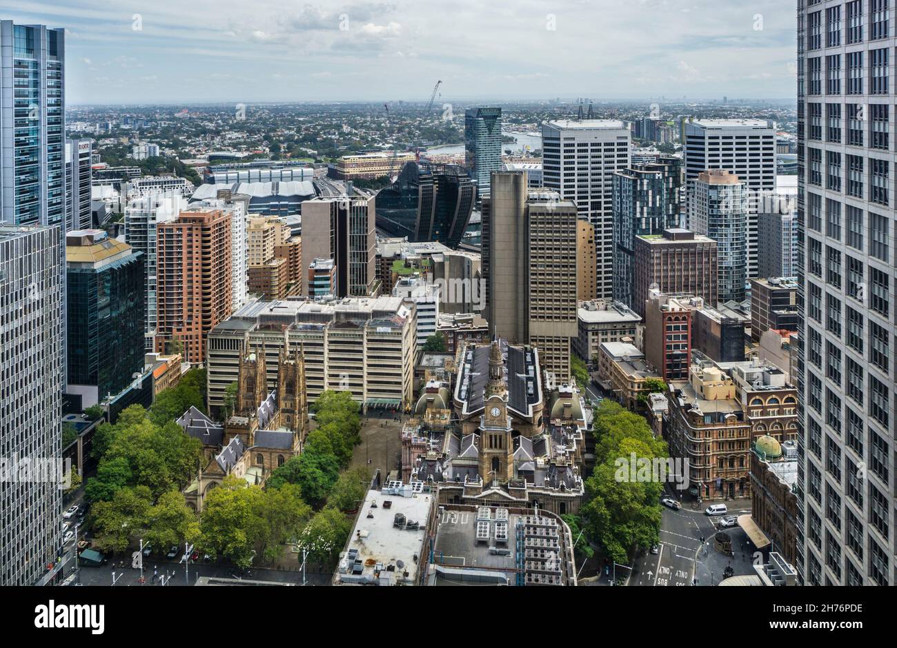 Vista riassuntiva del CBD di Sydney con il Municipio di Sydney e la Cattedrale di St Andrew, Sydney, nuovo Galles del Sud, Australia Foto Stock