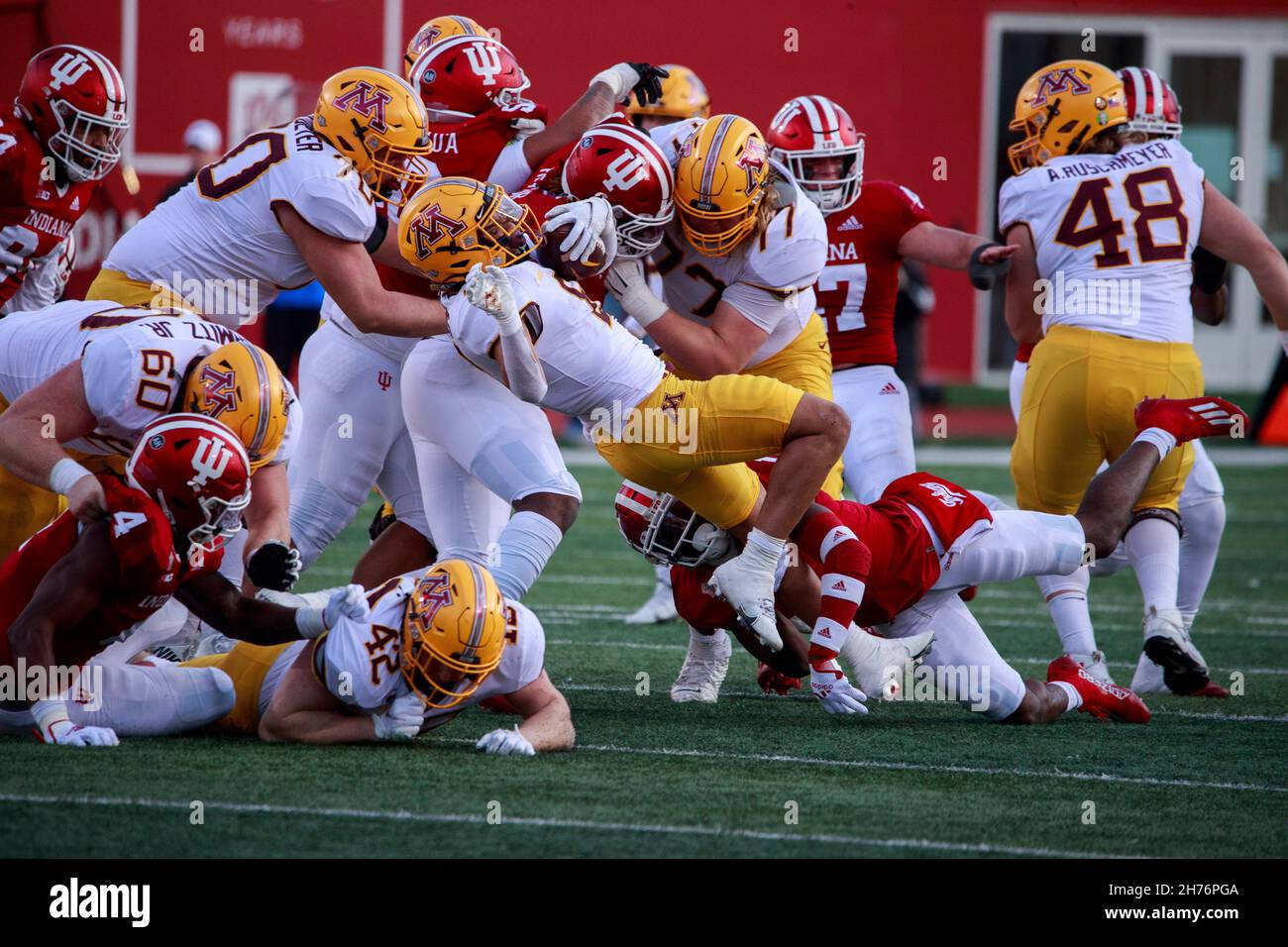 BLOOMINGTON, STATI UNITI - 2021/11/20: Minnesota Golden Gophers running back Ky Thomas (8) gioca contro l'Indiana University durante una partita di football NCAA il 20 novembre 2021 al Memorial Stadium di Bloomington, Ind. IU perso nel Minnesota 35-14. Foto Stock