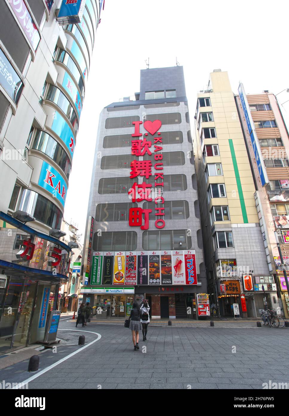 Amo Kabukicho sulla parte anteriore di un edificio nel distretto di Kabukicho a Shinjuku a Tokyo, Giappone. Kabukicho è famosa per la sua eccitante vita notturna. Foto Stock