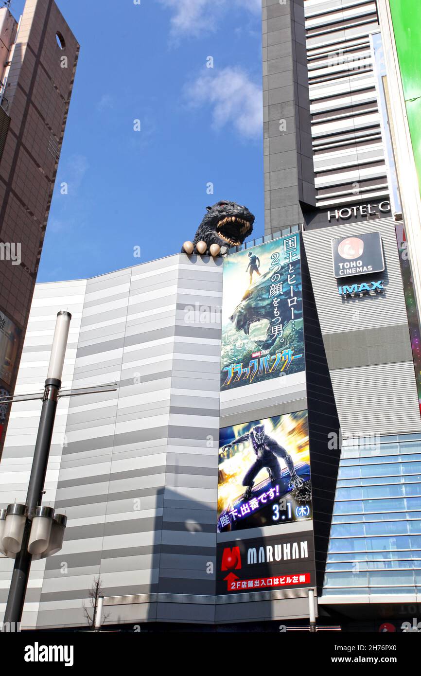 La testa di Godzilla o la testa di Gojira a Kabukicho, il distretto di Shinjuku di Tokyo, accessibile dal Gracery Hotel. Foto Stock