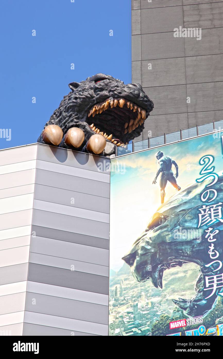 La testa di Godzilla o la testa di Gojira a Kabukicho, il distretto di Shinjuku di Tokyo, accessibile dal Gracery Hotel. Foto Stock