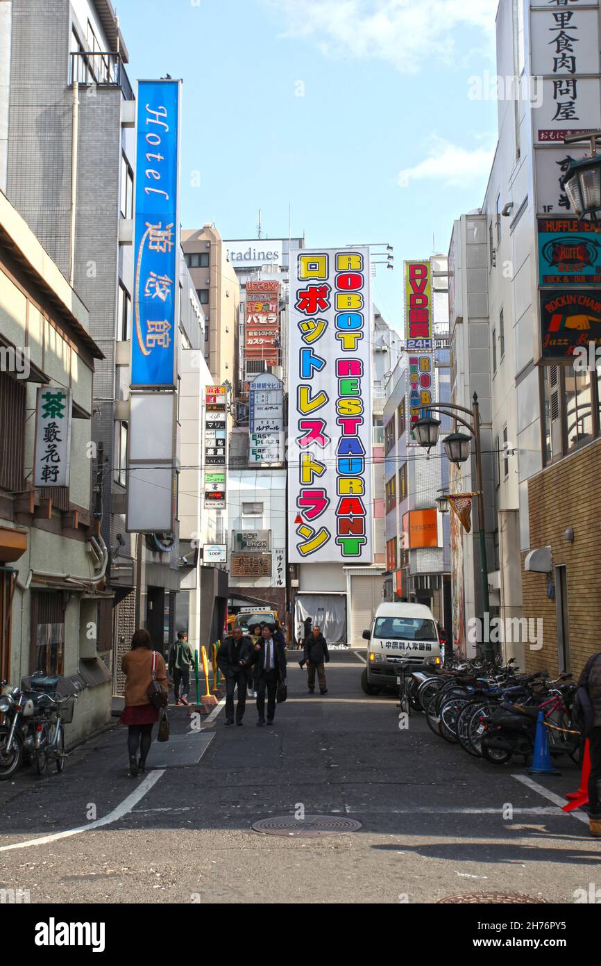 Fuori dal colorato Robot Restaurant situato a Kabukicho nella città di Shinjuku, Tokyo. Il ristorante Robot è uno dei luoghi più popolari della zona. Foto Stock