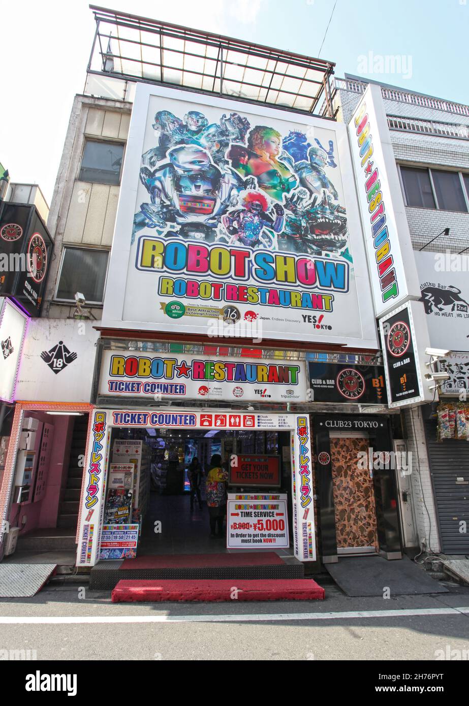 Fuori dal colorato Robot Restaurant situato a Kabukicho nella città di Shinjuku, Tokyo. Il ristorante Robot è uno dei luoghi più popolari della zona. Foto Stock